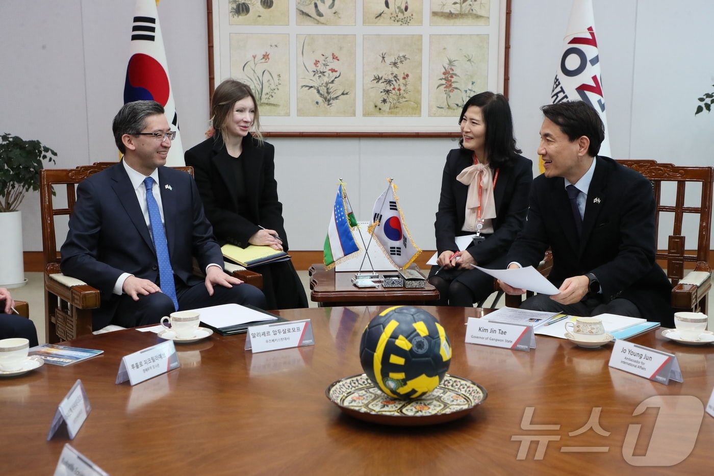 신임 주한 우즈베키스탄 대사와 교류 협력 방안에 대해 논의 중인 김진태 지사.(강원도 제공. 재판매 및 DB금지)/뉴스1