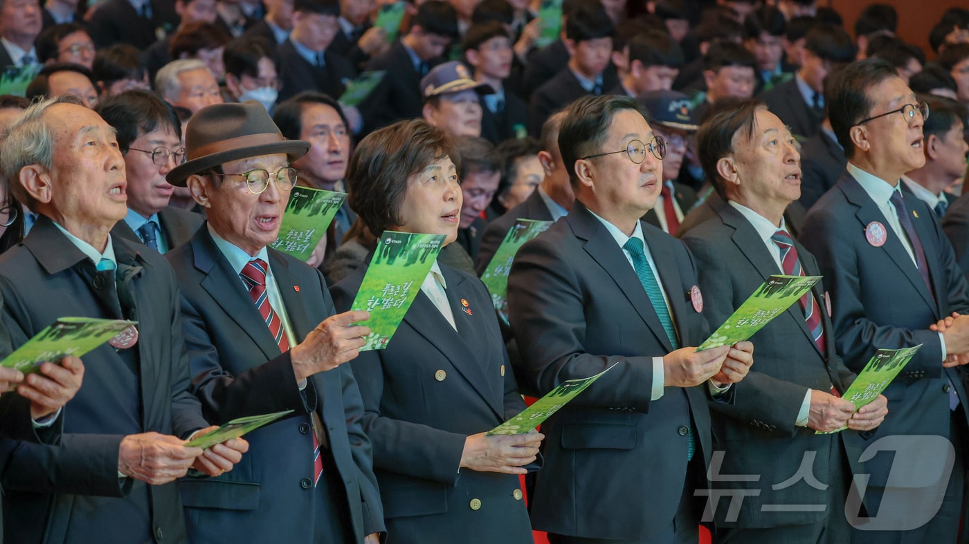 강정애 국가보훈부 장관이 8일 오전 대전 유성구 한밭대학교에서 열린 제65주년 3·8민주의거 기념식에 참석해 3·8찬가를 부르고 있다. (국가보훈부 제공, 재판매 및 DB 금지) 2025.3.8/뉴스1