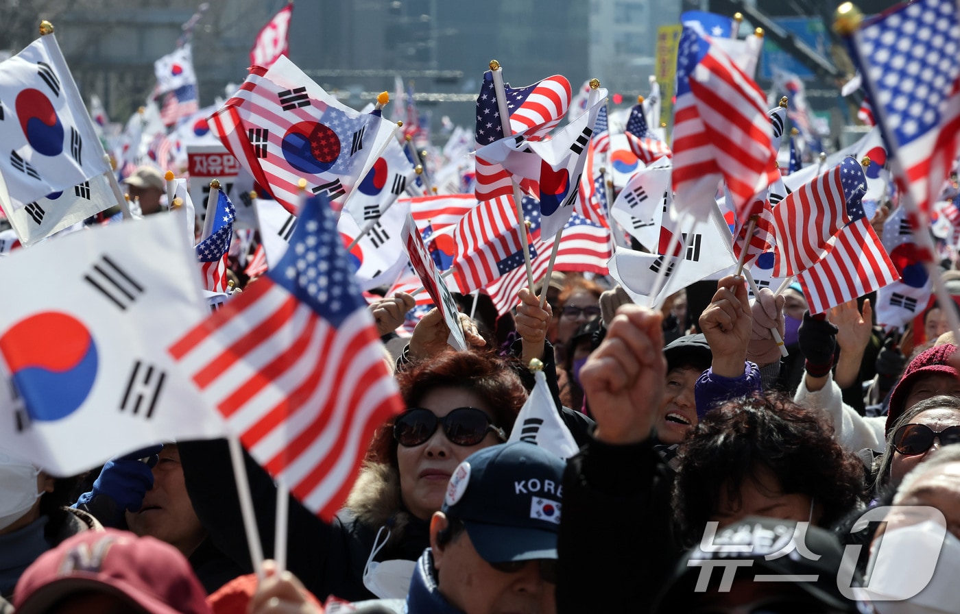 법원의 윤석열 대통령 구속 취소 결정 이후 첫 주말인 8일 오후 광화문 광장 일대에서 열린 자유통일을 위한 국민대회에서 참가자들이 윤 대통령 탄핵 기각을 촉구하고 있다. 2025.3.8/뉴스1 ⓒ News1 이동해 기자