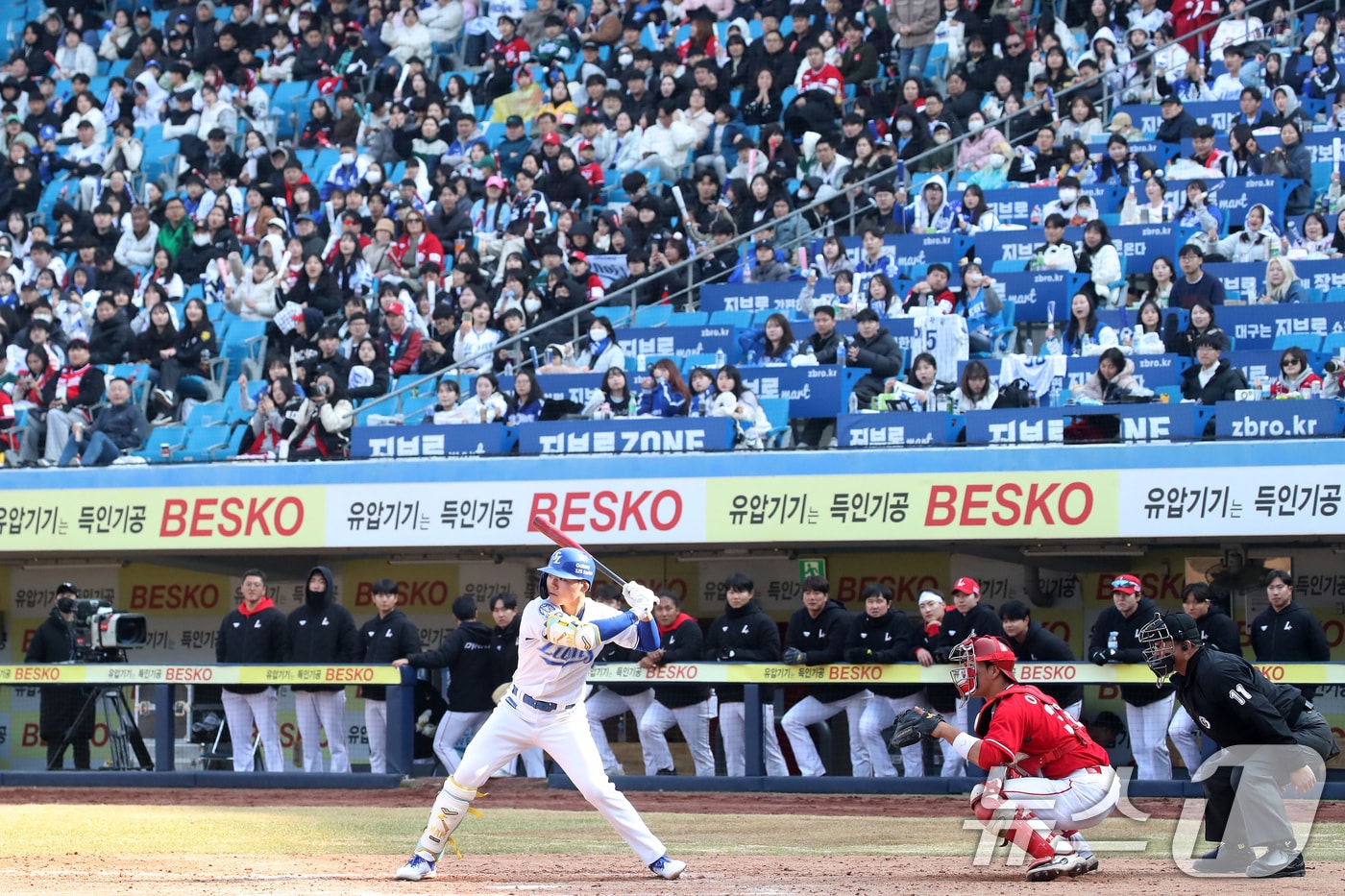 8일 오후 대구 삼성라이온즈파크에서 열린 프로야구 '2025 신한 SOL 뱅크 KBO 리그' SSG 랜더스와 삼성 라이온즈의 시즌 첫 시범경기를 찾은 야구팬들이 두 팀의 경기를 즐기고 있다. 2025.3.8/뉴스1 ⓒ News1 공정식 기자