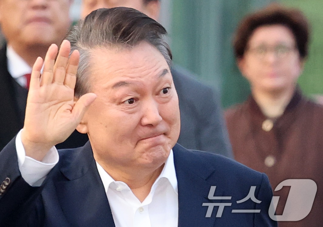 법원의 구속취소 청구 인용으로 석방된 윤석열 대통령이 8일 오후 경기 의왕시 서울구치소를 빠져나오며 지지자들에게 인사하고 있다. 윤 대통령은 내란 우두머리 혐의로 지난 1월 26일 구속기소 된 지 41일 만, 1월 15일 체포된 후 52일 만에 자유의 몸이 됐다. 2025.3.8/뉴스1 ⓒ News1 오대일 기자