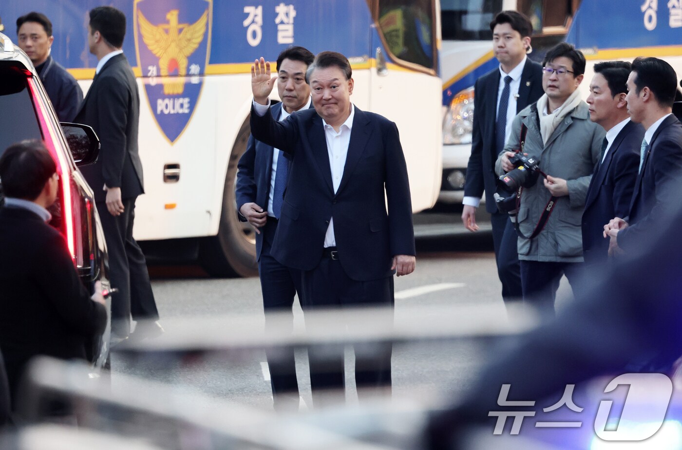 지난 3월 8일 법원의 구속취소 청구 인용으로 석방된 윤석열 대통령이 경기 의왕시 서울구치소를 빠져나와 지지자들에게 인사하는 모습 2025.3.8/뉴스1 ⓒ News1 오대일 기자