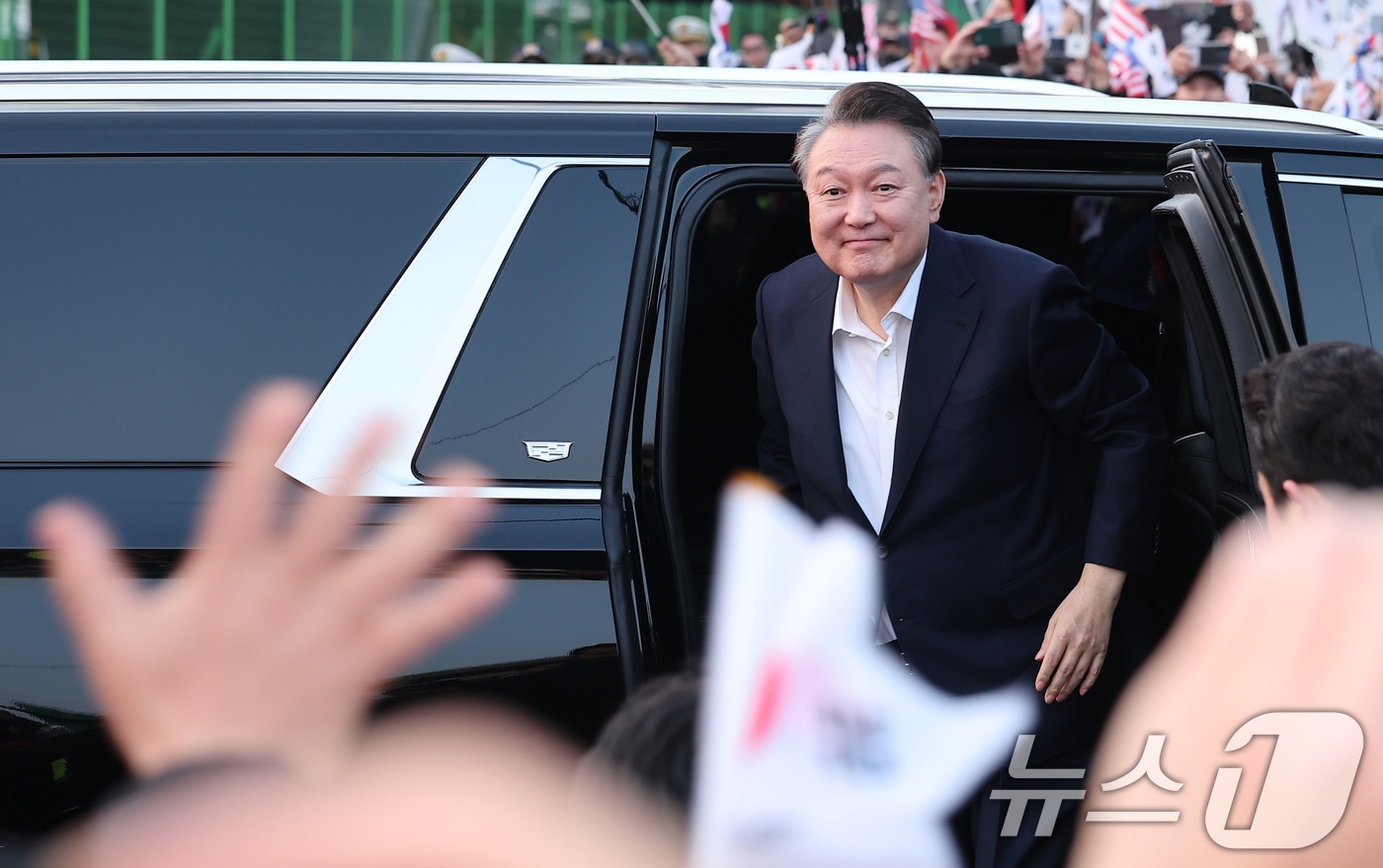 법원의 구속취소 청구 인용으로 석방된 윤석열 대통령이 8일 오후 서울 용산구 한남동 대통령 관저 앞 지지자들에게 인사하기 위해 하차하고 있다. 윤 대통령은 내란 우두머리 혐의로 지난 1월 26일 구속기소 된 지 41일 만, 1월 15일 체포된 후 52일 만에 자유의 몸이 됐다. 2025.3.8/뉴스1 ⓒ News1 김성진 기자