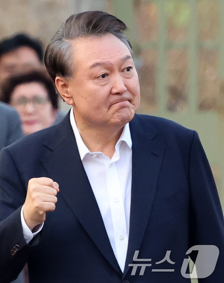법원의 구속취소 청구 인용으로 석방된 윤석열 대통령이 지난 3월 8일 오후 경기 의왕시 서울구치소에서 풀려나 지지자들에게 인사하고 있다. 2025.3.8/뉴스1 ⓒ News1 오대일 기자