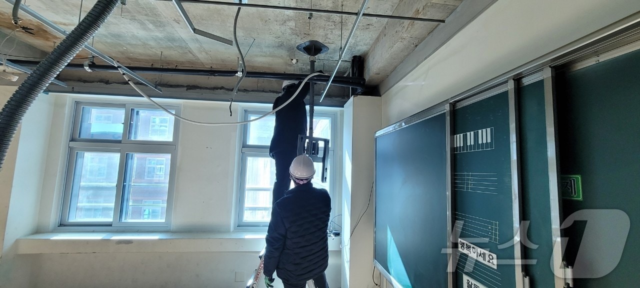 석면 해제.제거 공사.(광주시교육청 제공. 재판매 및 DB금지) 2025.3.9/뉴스1