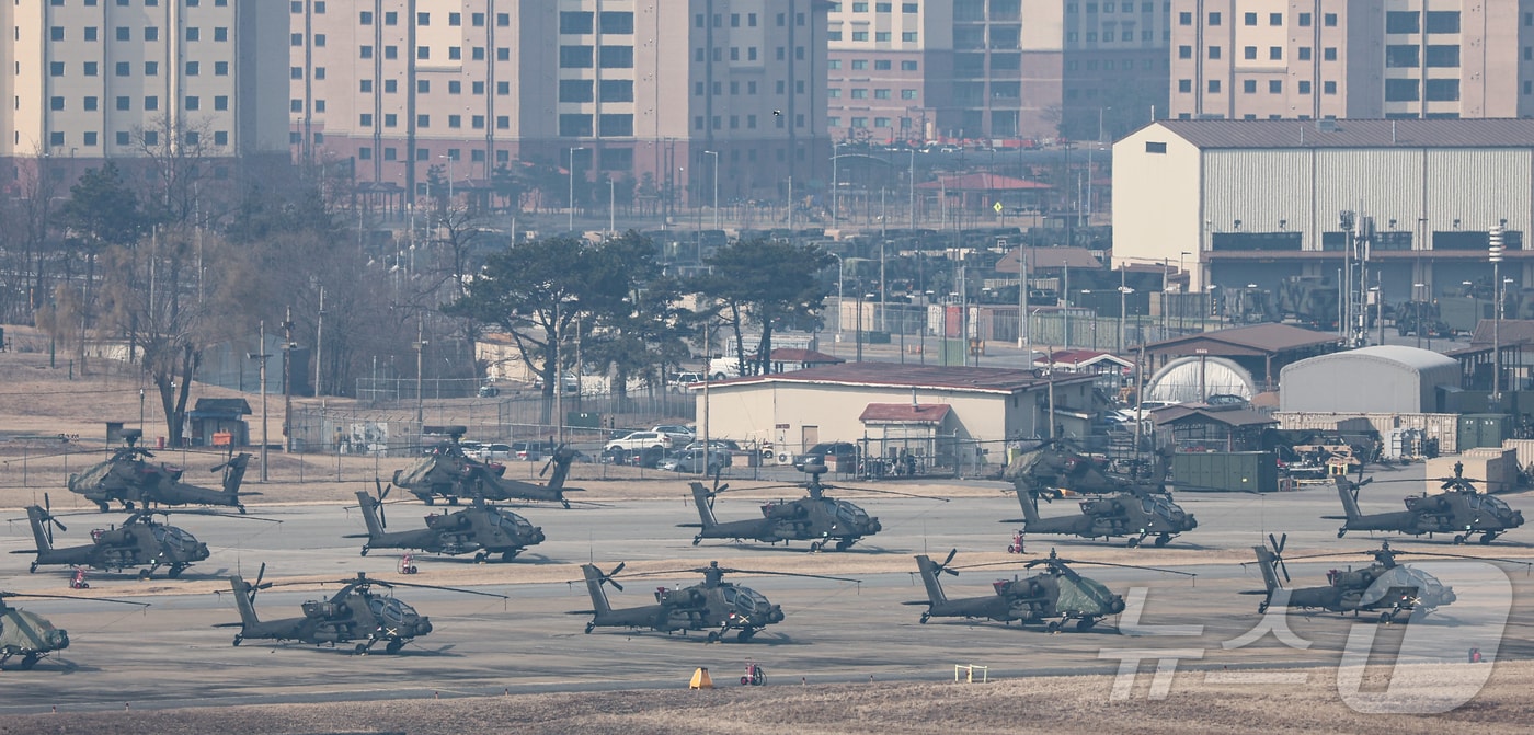 한미 연합연습 '자유의 방패'(FS·프리덤실드) 실시를 하루 앞둔 9일 경기 평택시 팽성읍 주한미군기지 캠프 험프리스에 다양한 아파치 헬기가 계류돼 있다. 2025.3.9/뉴스1 ⓒ News1 김도우 기자