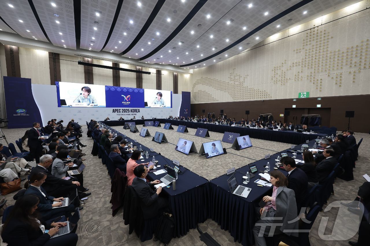 정부는 경주에서 개최된 아시아태평양경제협력체(APEC) 제1차 고위관리회의(SOM1) 및 산하회의에서 금년도 APEC 의장국으로서 추진할 올해 핵심성과로 “AI 협력” 및 “인구구조 변화 대응”을 제시했다고 9일 밝혔다. 사진은 회의를 주재하는 윤성미 APEC SOM 의장. (외교부 제공. 재판매 및 DB 금지) 2025.3.9/뉴스1
