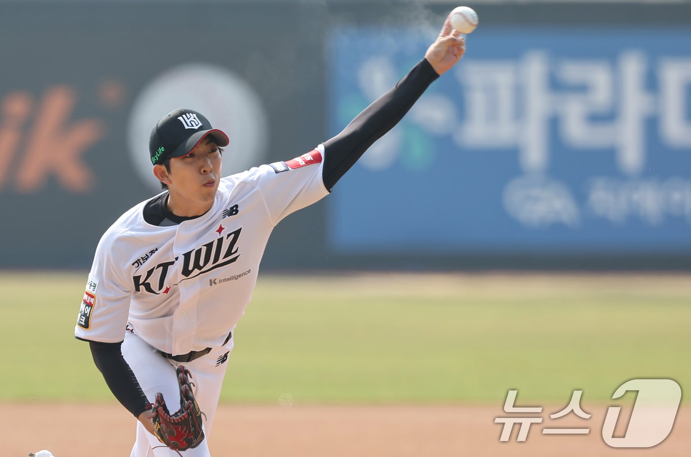 9일 오후 경기 수원 KT위즈파크에서 열린 '2025 신한 SOL뱅크 KBO 리그 시범경기' KT 위즈와 LG 트윈스의 경기에서 KT 선발투수 오원석이 1회초 등판해 역투하고 있다. 2025.3.9/뉴스1 ⓒ News1 김도우 기자