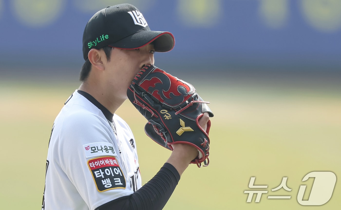 9일 오후 경기 수원 KT위즈파크에서 열린 '2025 신한 SOL뱅크 KBO 리그 시범경기' KT 위즈와 LG 트윈스의 경기, KT 선발투수 오원석이 1회초 4실점 허용 후 이닝을 마치고 덕아웃으로 향하고 있다. 2025.3.9/뉴스1 ⓒ News1 김도우 기자
