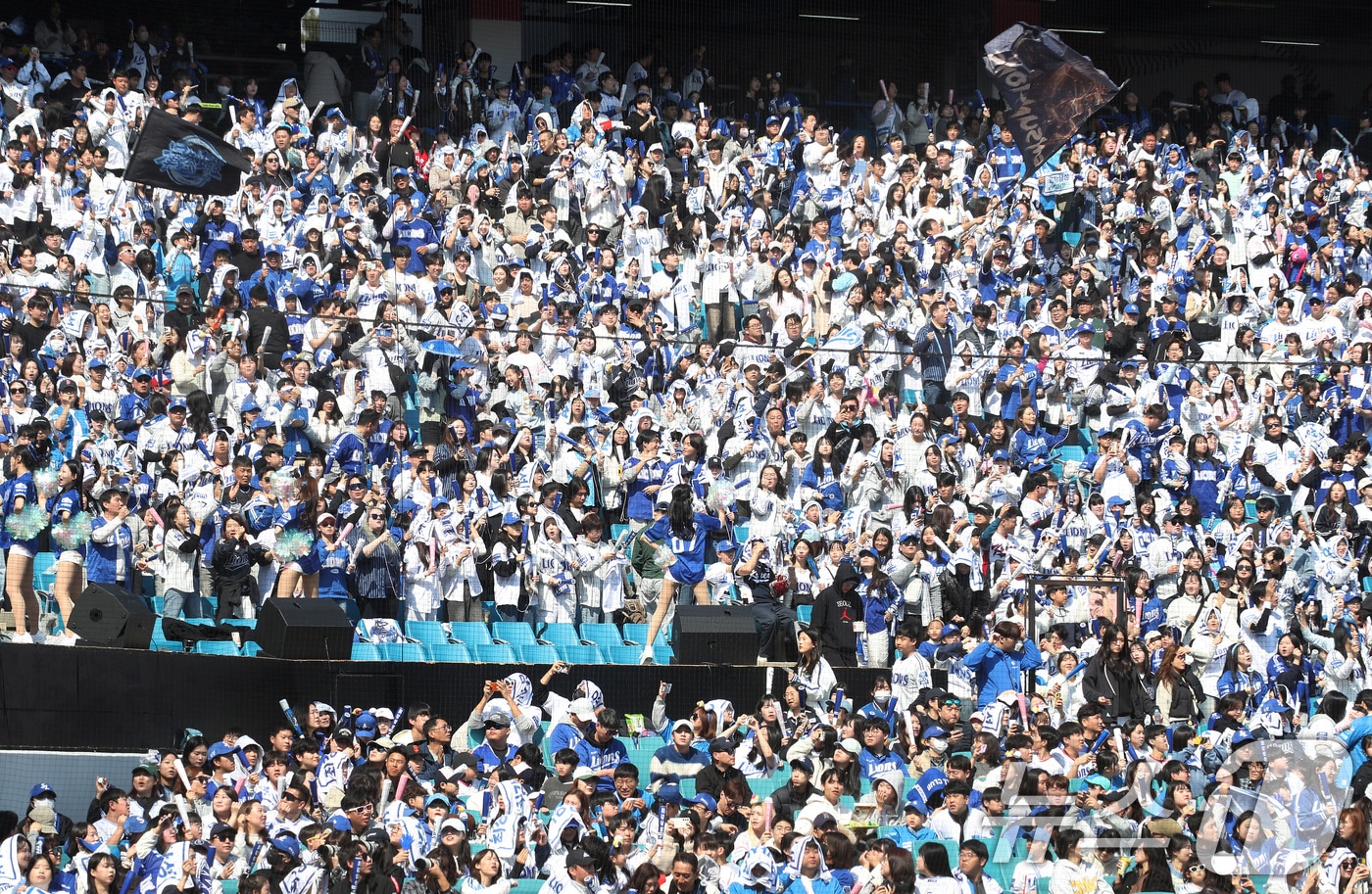 대구경찰청은 19일 올해 프로야구 개막에 따른 암표 행위를 단속하기 위한 전담수사팀을 운영한다고 밝혔다. 9일 대구 삼성라이온즈파크에서 열린 프로야구 '2025 신한 SOL 뱅크 KBO 리그' SSG 랜더스와 삼성 라이온즈의 시범경기를 찾은 야구팬들이 응원전을 펼치고 있다. (사진은 기사 내용과 무관함) 2025.3.9/뉴스1 ⓒ News1 자료 사진