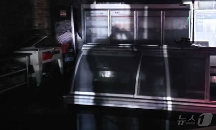 9일 오전 2시 12분쯤 강원 속초시 조양동 소재 3층 규모의 건물 1층 축산물 사업장에서 불이 나 소방 추산 7000만 원이 넘는 피해가 발생했다. (강원특별자치도소방본부 제공. 재판매 및 DB금지) 2025.3.9/뉴스1