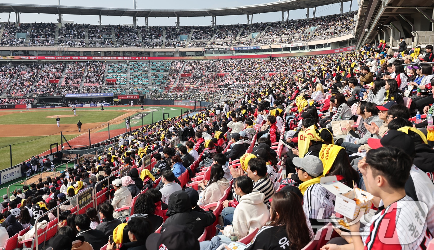 지난해 프로야구 시범경기를 찾은 야구팬들. 2025.3.9/뉴스1 ⓒ News1 김도우 기자