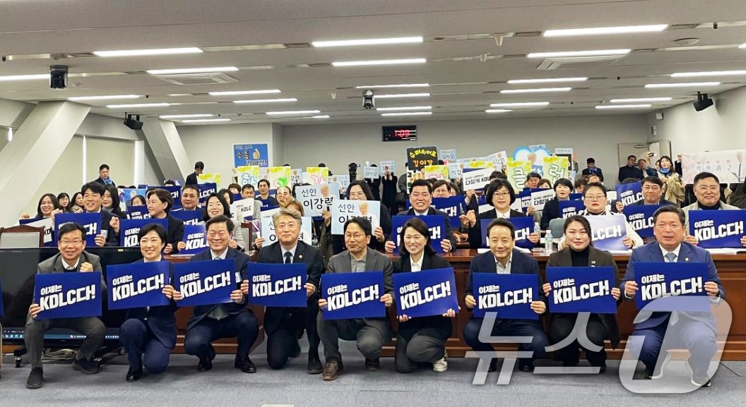 9일 오후 광주시의회에서 열린 전국 자치분권 민주지도자회의(KDLC) 참석자들이 광주 총회를 마친 후 기념촬영을 하고 있다. (KDLC 제공. 재판매 및 DB 금지) 2025.3.9/뉴스1 