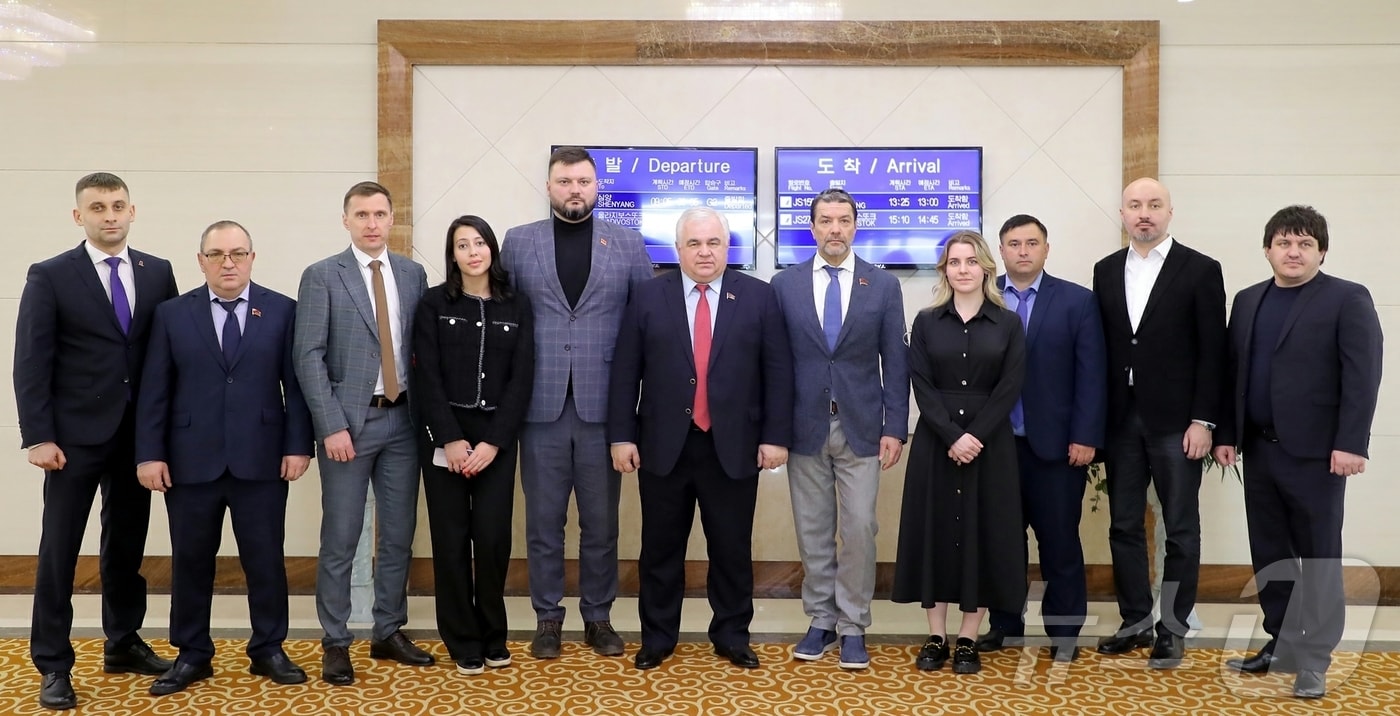 (평양 노동신문=뉴스1) = 북한 노동당 기관지 노동신문이 1일 러시아 공산당 소속 카즈베크 타이사예프 하원(국가두마) 의원을 단장으로 하는 대표단이 지난달 31일 평양에 도착했다고 보도했다. [국내에서만 사용가능. 재배포 금지. DB 금지. For Use Only in the Republic of Korea. Redistribution Prohibited] rodongphoto@news1.kr