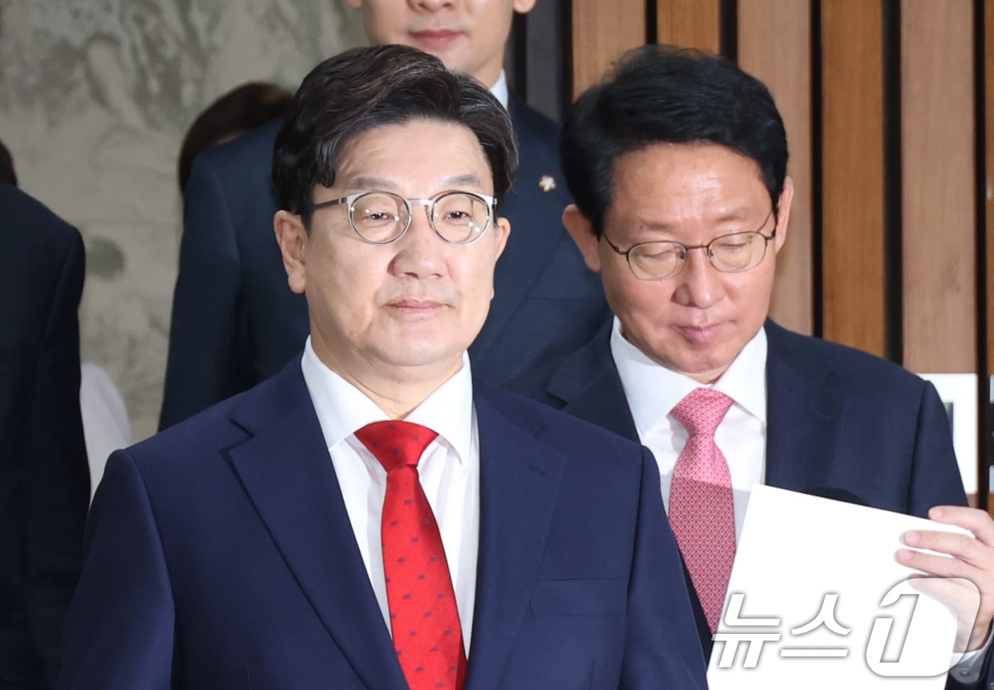 권성동 국민의힘 원내대표와 김상훈 정책위의장이 1일 오전 서울 여의도 국회에서 열린 원내대책회의에 참석하고 있다. 2025.4.1/뉴스1 ⓒ News1 이광호 기자