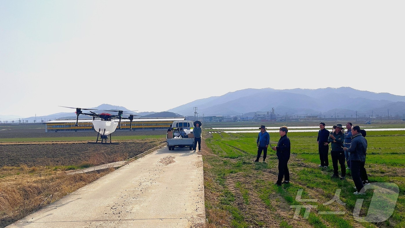 구미시 드론 농약 방재 (구미시 제공. 재판매 및 DB금지) 2025.4.1/뉴스1