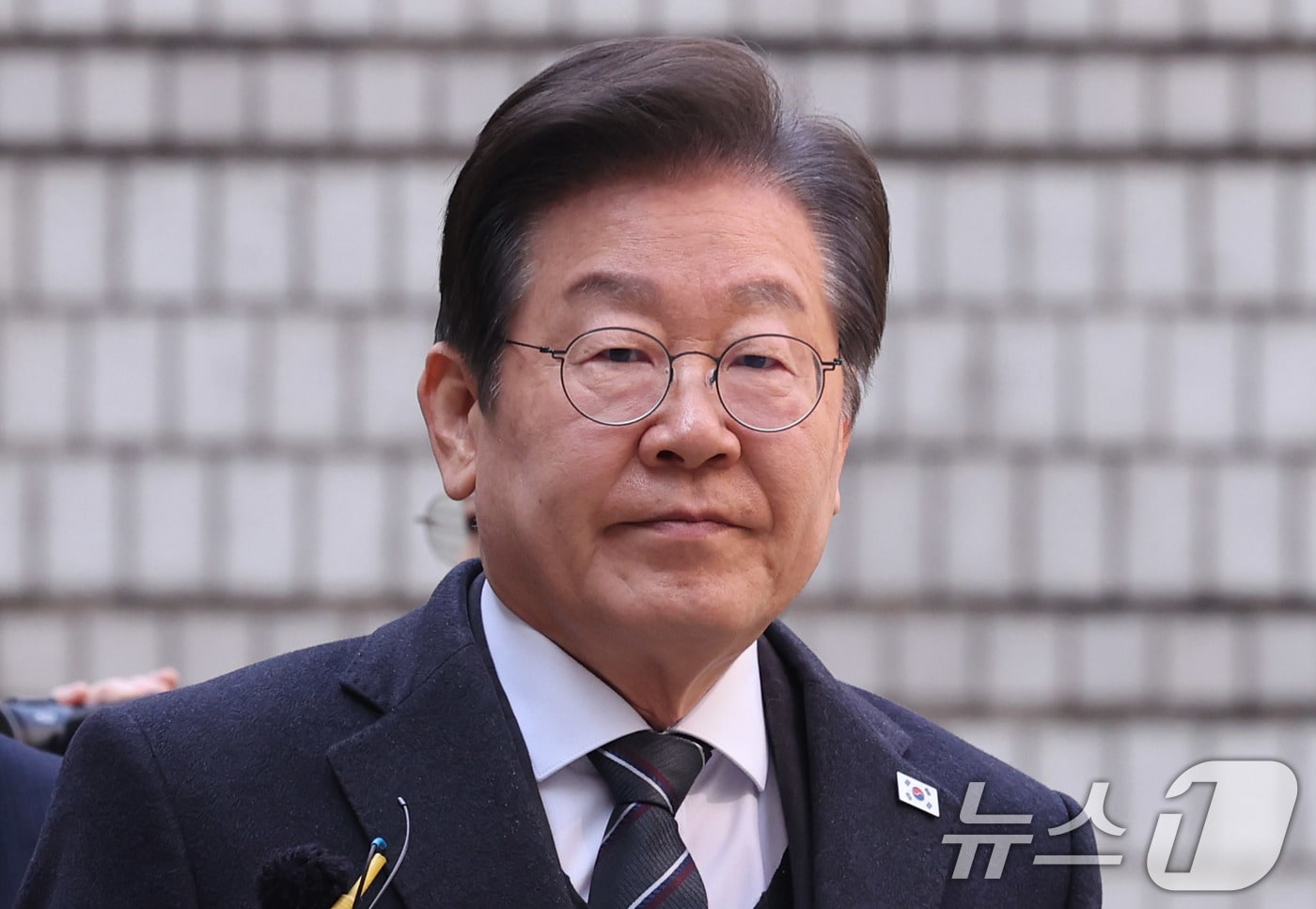 이재명 더불어민주당 대표가 1일 서울 서초구 중앙지법에서 열린 대장동 배임 및 성남FC 뇌물 의혹 1심 속행 공판에 출석하고 있다. 2025.4.1/뉴스1 ⓒ News1 박지혜 기자