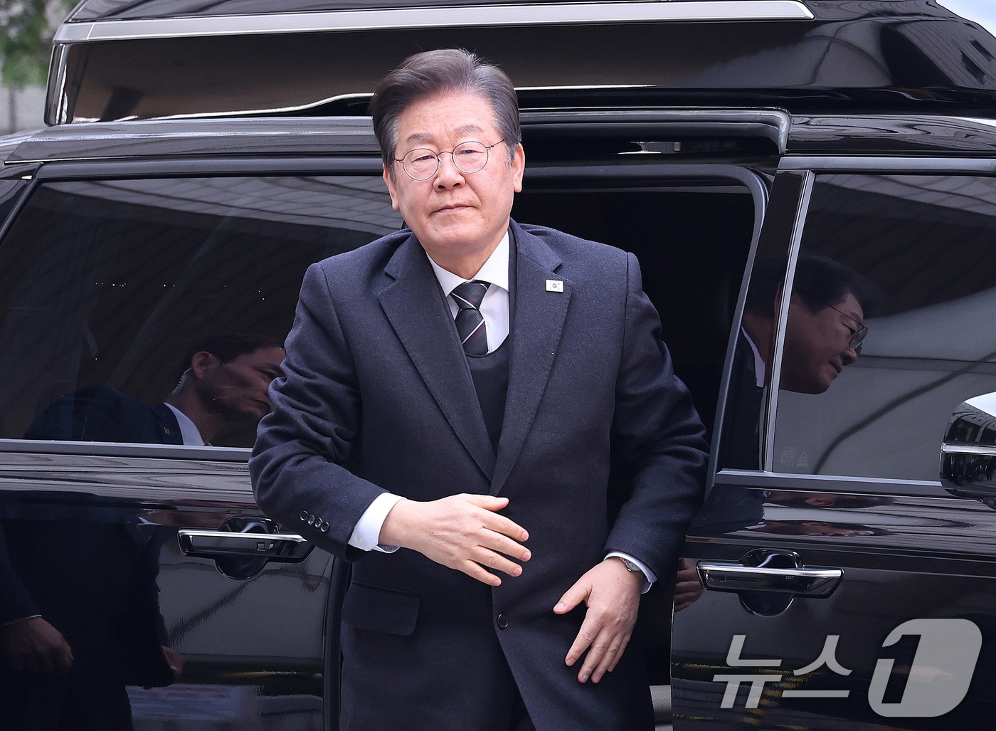 이재명 더불어민주당 대표가 1일 서울 서초구 중앙지법에서 열린 대장동 배임 및 성남FC 뇌물 의혹 1심 속행 공판에 출석하고 있다. 2025.4.1/뉴스1 ⓒ News1 박지혜 기자