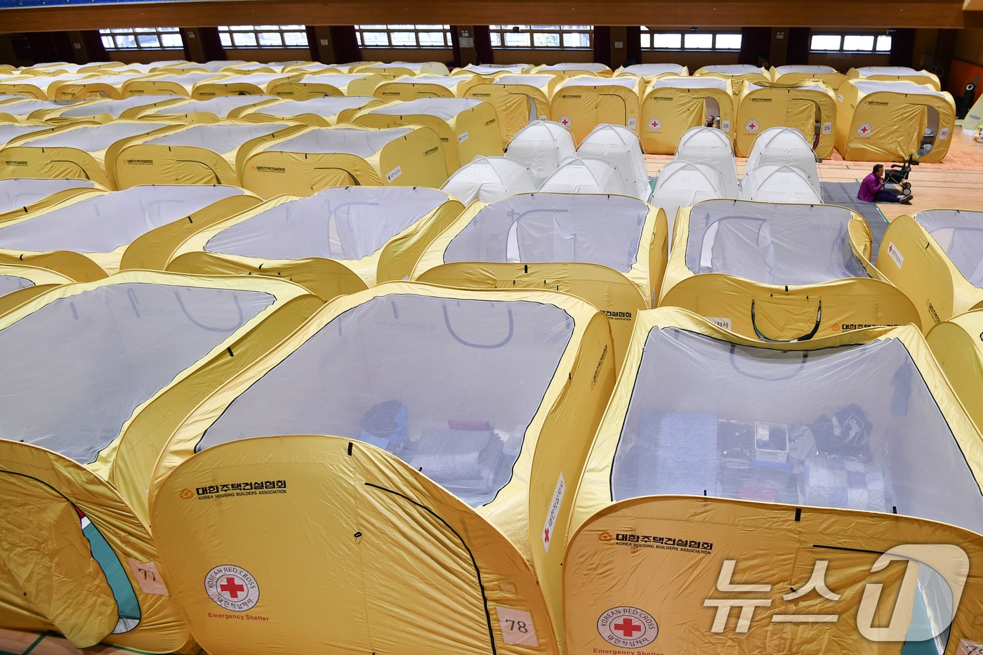 1일 경북 영덕군 산불 이재민 대피소인 영덕국민체육센터에 이재민들이 아침을 시작하고 있다. 이재민들은 "근육통과 두통 등을 호소하며 하루 빨리 집으로 돌아갈 수 있도록 지원해 주었으면 좋겠다"고 말했다. 2025.4.1/뉴스1 ⓒ News1 최창호 기자