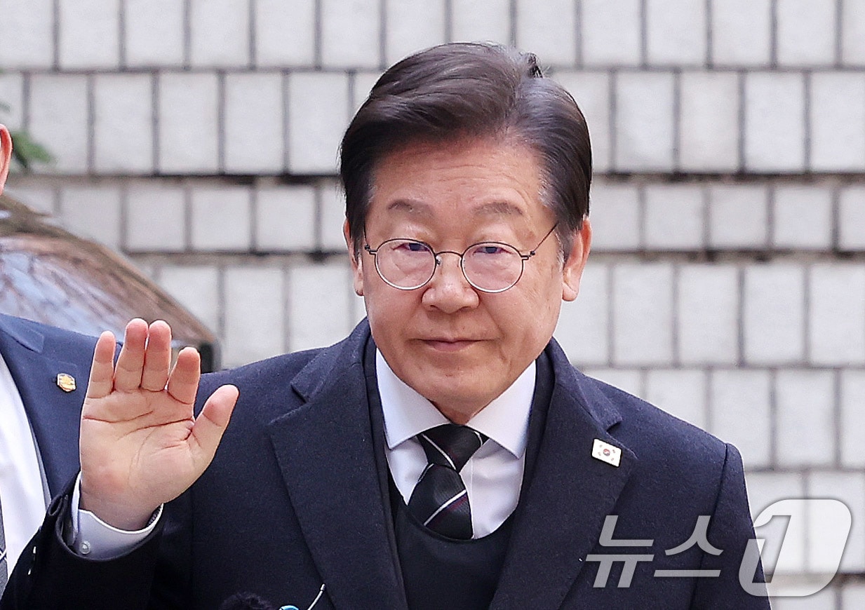 이재명 더불어민주당 대표가 1일 서울 서초구 중앙지법에서 열린 대장동 배임 및 성남FC 뇌물 의혹 1심 속행 공판에 출석하고 있다. 2025.4.1/뉴스1 ⓒ News1 박지혜 기자