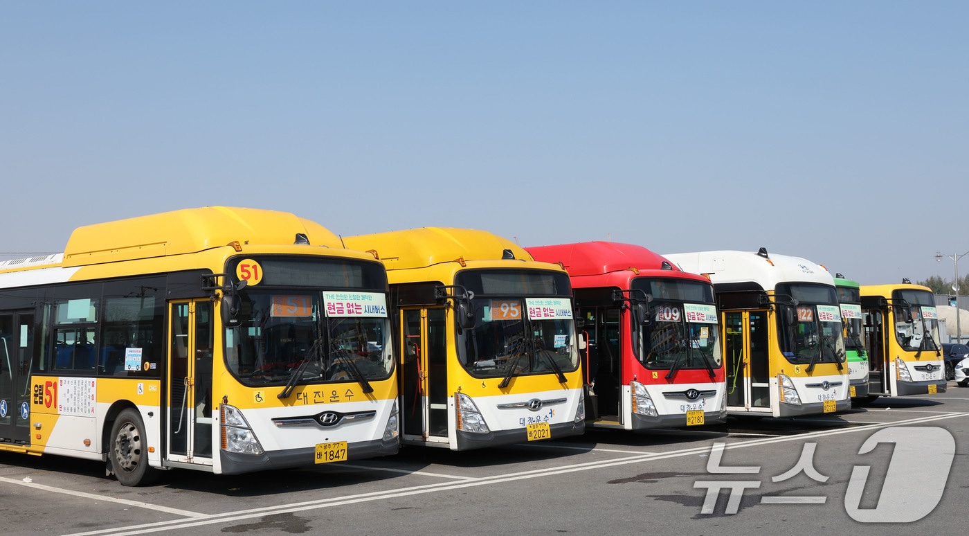 광주 광산구 차고지에 세워진 &#39;현금 없는 버스&#39; 안내문 붙은 시내버스의 모습. 뉴스1 DB