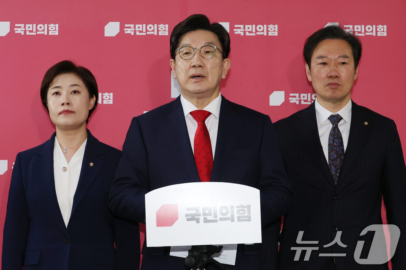 권성동 국민의힘 원내대표가 1일 오전 서울 여의도 국회에서 윤석열 대통령 탄핵 심판 선고 기일이 오는 4일로 정해진것과 관련해 입장을 밝히고 있다. 2025.4.1/뉴스1 ⓒ News1 이광호 기자