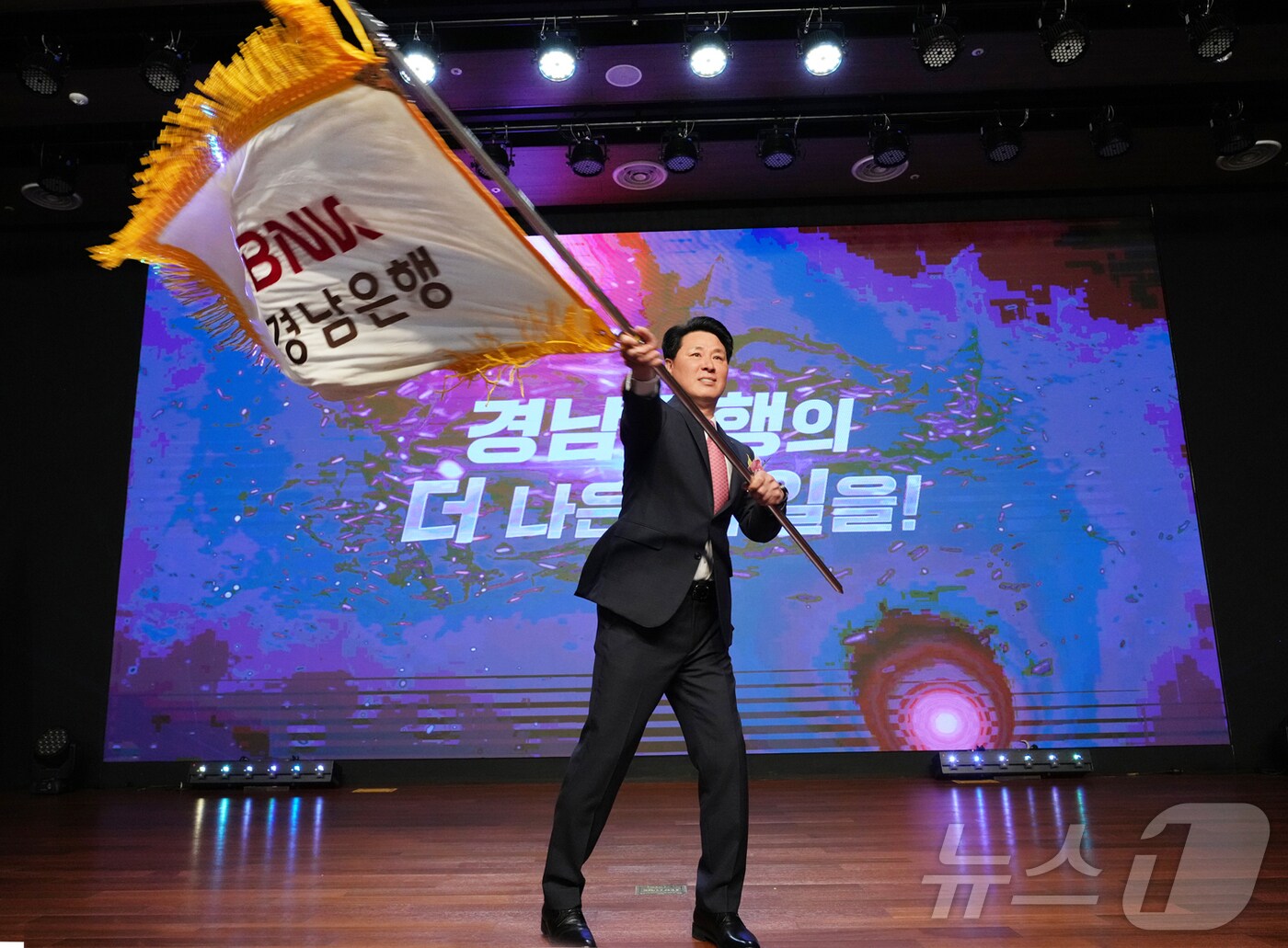 김태한 신임 BNK경남은행장이 1일 경남은행 본점 대강당에서 열린 취임식에서 기념촬영을 하고 있다.(경남은행 제공. 재판매 및 DB금지)