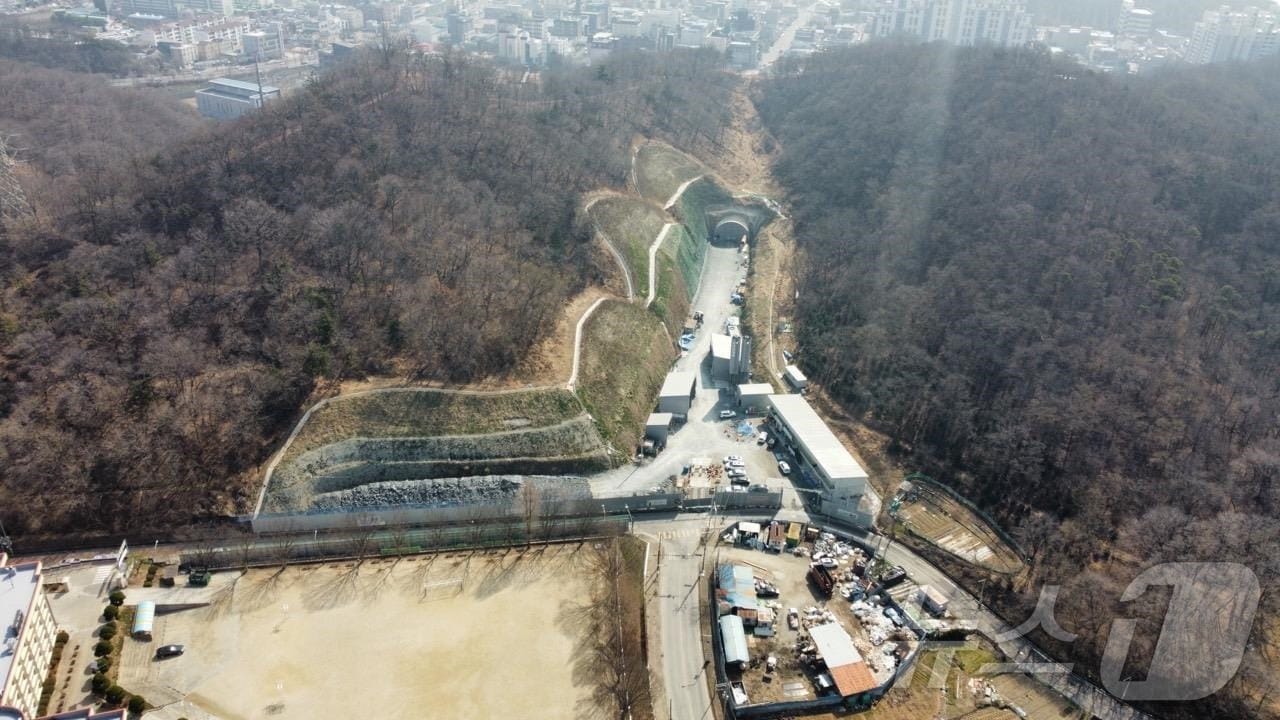 전북자치도 군산시 산북동 산북중과 나운동 부곡사거리를 잇는 도로개설공사가 내년 8월 완공을 목표로 진행되고 있다.(군산시 제공. 재판매 및 DB금지)