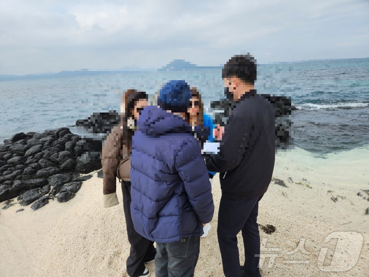 제주자치경찰단이 제주에서 불법 관광 행위를 단속하는 모습.(제주자치경찰단 제공. 재판매 및 DB 금지)