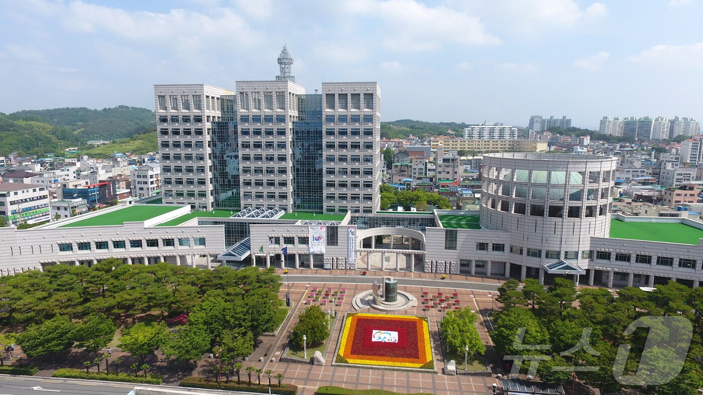 진주시청 전경&#40;진주시 제공. 재판매 및 DB금지&#41;.