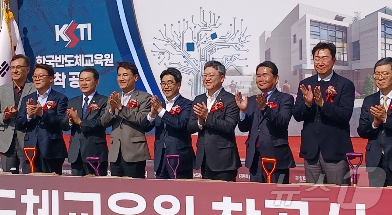 김진태 강원도 지사가 1일 강원 원주시 학성동 소재 반도체교육원 건립부지에서 열린 한국반도체교육원 착공식에서 내빈과 함께 기념촬영을 하고 있다. 2025.4.1/뉴스1 ⓒ News1 신관호 기자