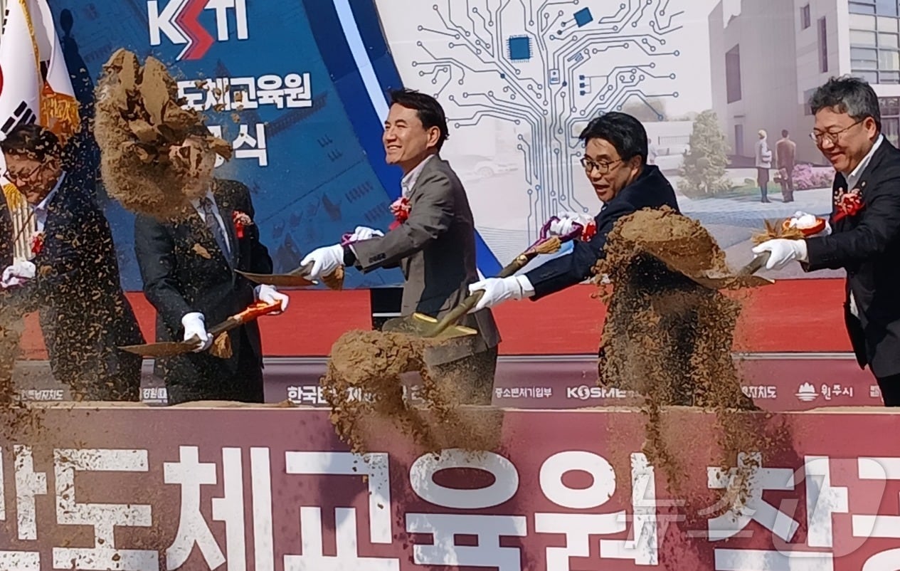 김진태 강원도 지사가 1일 강원 원주시 학성동 소재 반도체교육원 건립부지에서 열린 한국반도체교육원 착공식에서 내빈과 함께 시삽을 하고 있다. 2025.4.1/뉴스1 ⓒ News1 신관호 기자