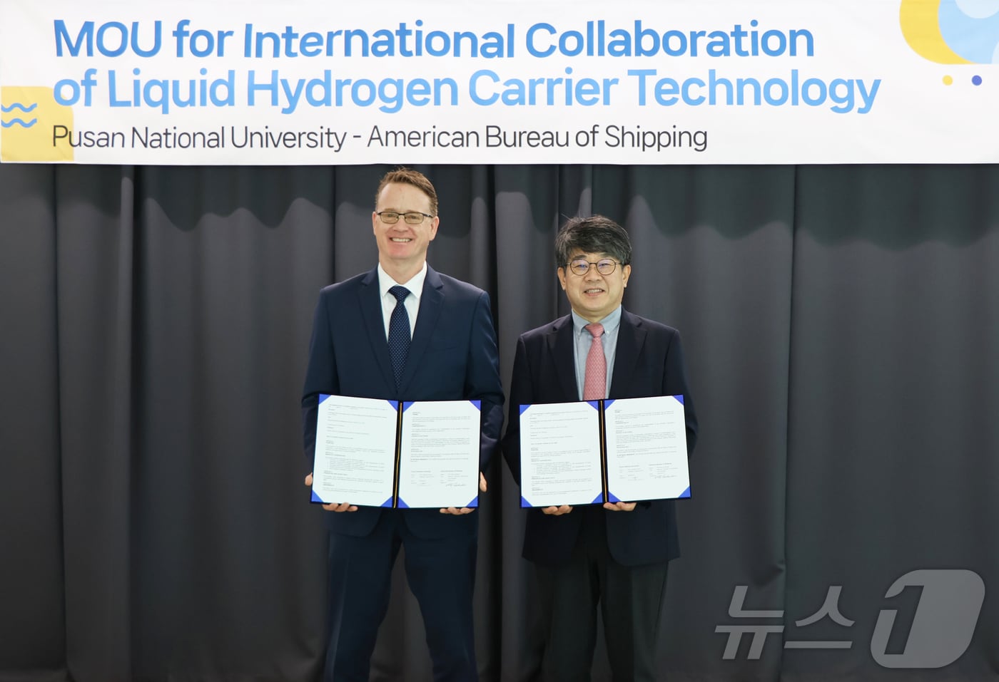 이제명 부산대 수소선박기술센터장(오른쪽)과 대런 레스코스키 미국선급협회 한국 대표가 1일 부산대학교 수소선박기술센터 대회의실에서 액화수소운반선 및 초저온공학 공동연구 및 기술개발 협약(MOU)을 체결하고 있다. (부산대 제공. 재판매 및 DB 금지)