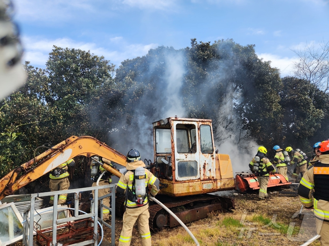 1일 오후 서귀포시 성산읍 한 과수원에서 불이 나 소방당국이 진화하고 있다.(제주도소방안전본부 제공. 재판매 및 DB 금지)