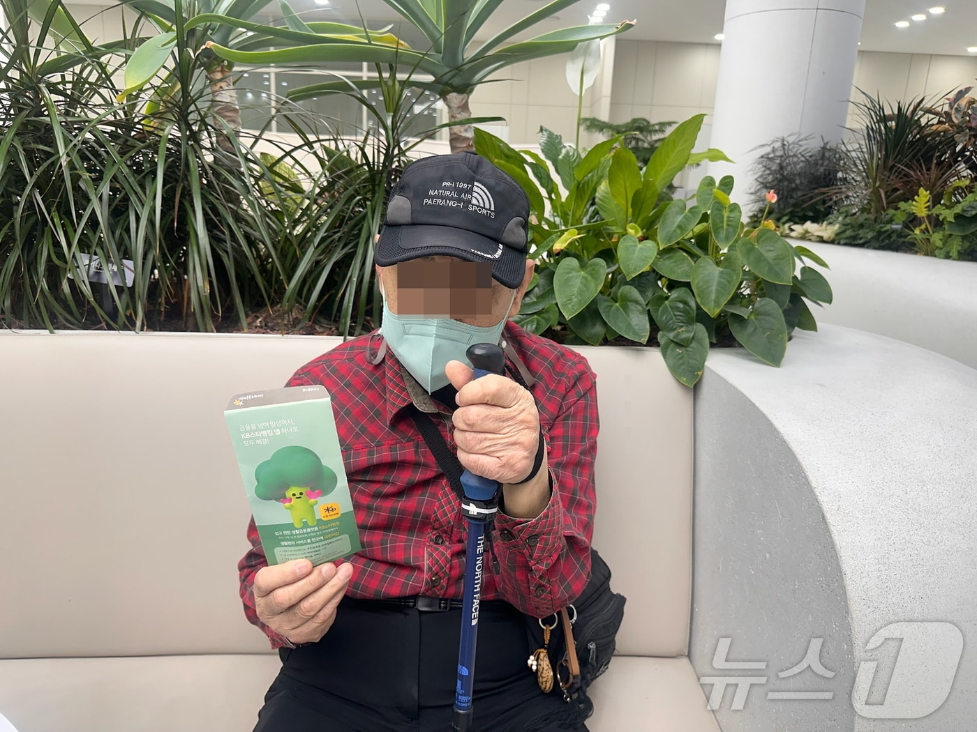 경기 수원시 팔달구 인계동 주민 A 씨가 최근 산불 피해를 입은 지역에 전달해 달라며 성금 10만 원을 기부하고 있다. (수원시 제공. 재판매 및 DB 금지) 2025.4.1/뉴스1