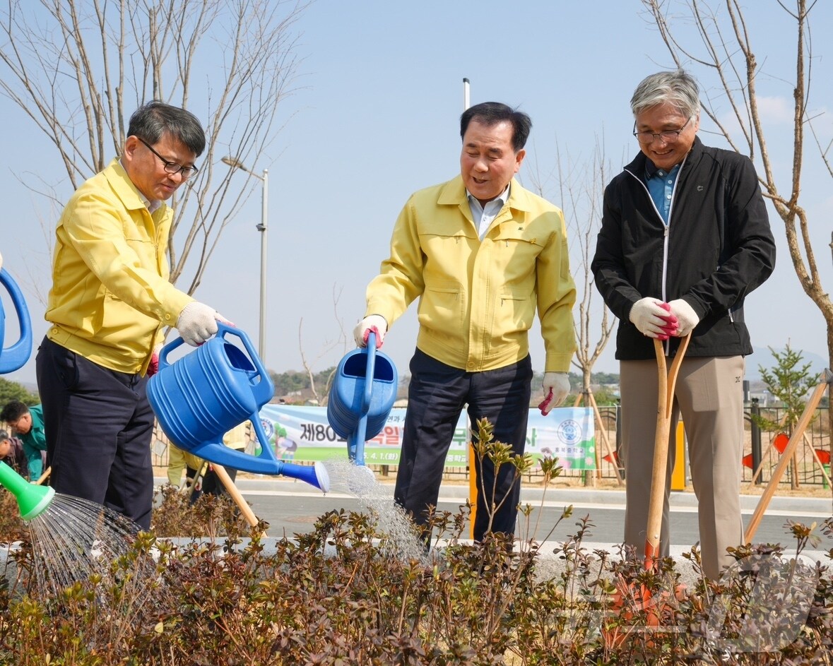 김지철 충남교육감&#40;가운데&#41;이 심은 나무에 물을 주고 있다. &#40;충남교육청 제공. 재판매 및 DB금지&#41; /뉴스1