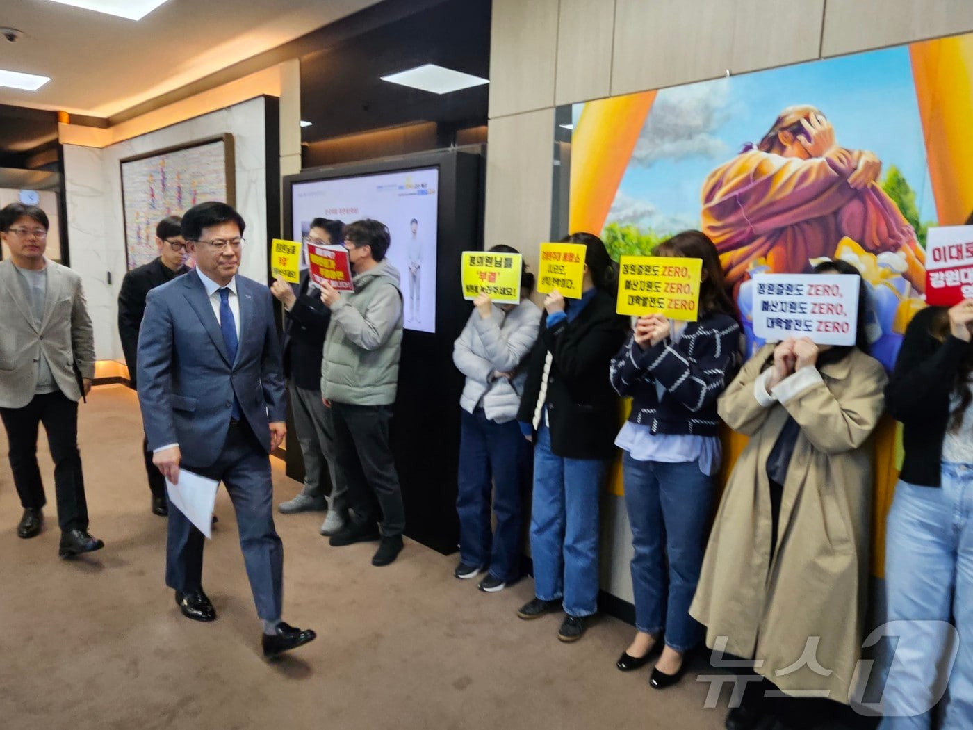 정재연 강원대학교 총장이 1일 오후 강원대 춘천캠퍼스 대학본부 3층 교무회의실에서 열리는 평의원회에 참석하기 위해 발걸음을 옮기고 있다. 이날 교직원, 학생 등은 복도 앞에서 '강원대-강릉원주대' 통합을 반대하며 피켓을 들고 침묵 시위를 진행했다.2025.4.1 한귀섭 기자