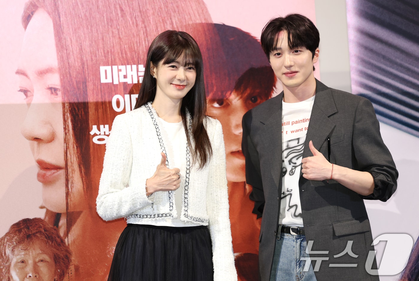 배우 이요원과 강찬희&#40;오른쪽&#41;가 1일 오후 서울 용산구 CGV용산아이파크몰에서 열린 영화 &#39;귀신들&#39;&#40;감독 황승재&#41; 언론 시사회에서 고 이주실 배우를 추모하고 있다. &#39;귀신들&#39;은 가까운 미래, 대한민국에서 인간을 형상화한 AI들이 인간과 공존하는 이야기를 그린 작품이다. 2025.4.1/뉴스1 ⓒ News1 권현진 기자