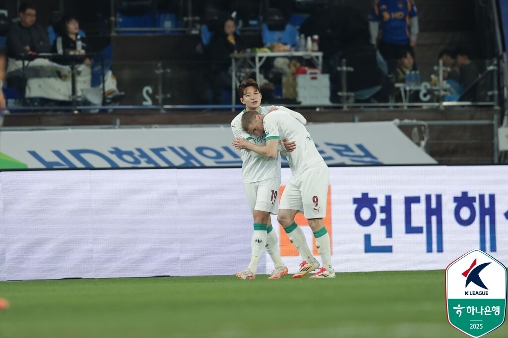 대전 하나시티즌이 1일 울산 문수경기장에서 열린 K리그1 원정 경기에서 울산 HD를 3-2로 제압했다. 사진은 전반 3분 선제골을 넣은 신상은(왼쪽). (한국프로축구연맹 제공)