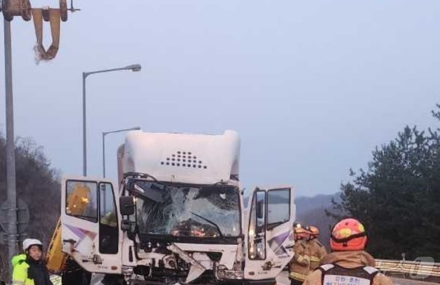 1일 오전 5시 28분쯤 강원 춘천시 남면 발산리 소재 서울양양고속도로 양양방향 도로에서 2.5톤 화물차 2대간 추돌 사고가 발생, 운전자 1명이 숨졌다. (강원특별자치도소방본부 제공. 재판매 및 DB금지) 2025.4.1/뉴스1