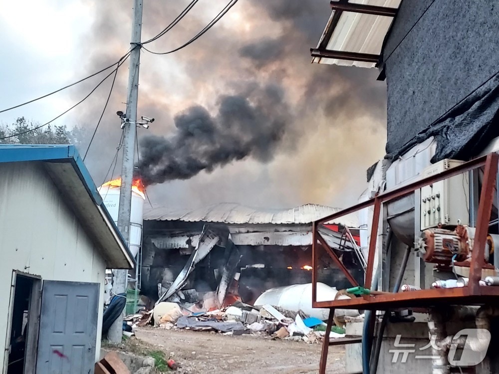 9일 오후 6시 28분께 전북자치도 진안군 성수면 한 돈사에서 불이 났다.(전북소방 제공. 재판매 및 DB금지) 