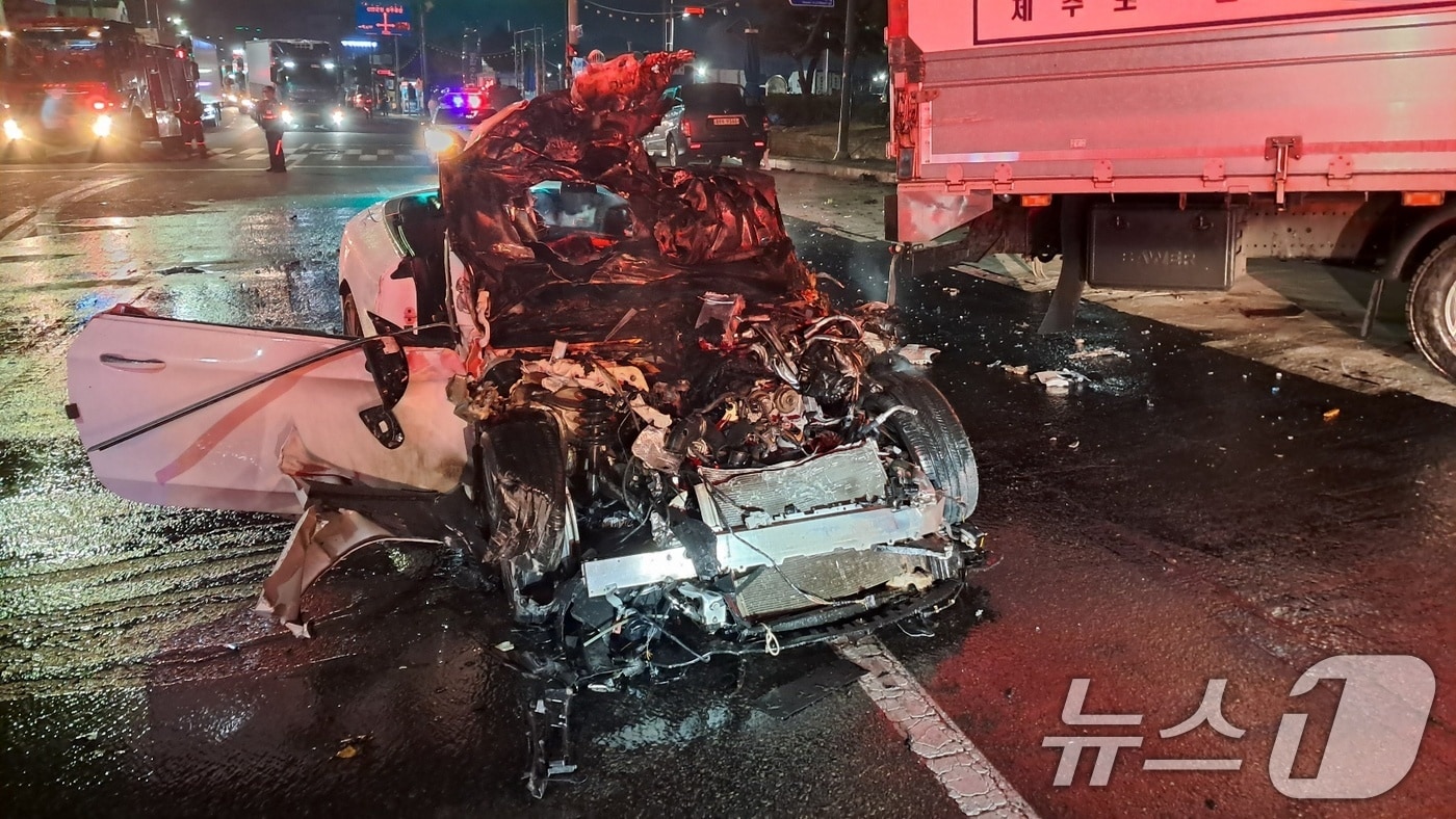 지난 9일 오후 10시 30분쯤 전남 목포시 축복동의 한 도로에서 화물차와 승용차가 부딪히는 사고가 발생한 모습.(전남 목포소방서 제공. 재판매 및 DB금지)/뉴스1