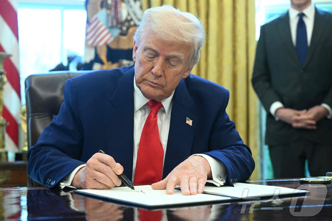 도널드 트럼프 미국 대통령이 9일(현지시간) 워싱턴 백악관에서 국가 안보 차원에서 조선업의 재건을 도모하는 행정명령에 서명을 하고 있다. 2025.04.10 ⓒ AFP=뉴스1 ⓒ News1 우동명 기자