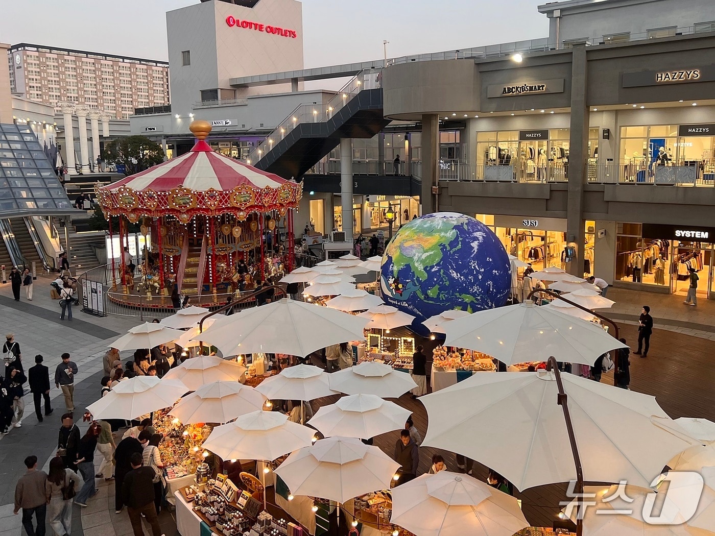 롯데아울렛 대구 이시아폴리스점은 개점 14주년을 맞아 오는 12~20일 '고객 감사 대축제'를 개최한다. 사진은 이시아폴리스점 전경.(롯데백화점 제공. 재판매 및 DB 금지)