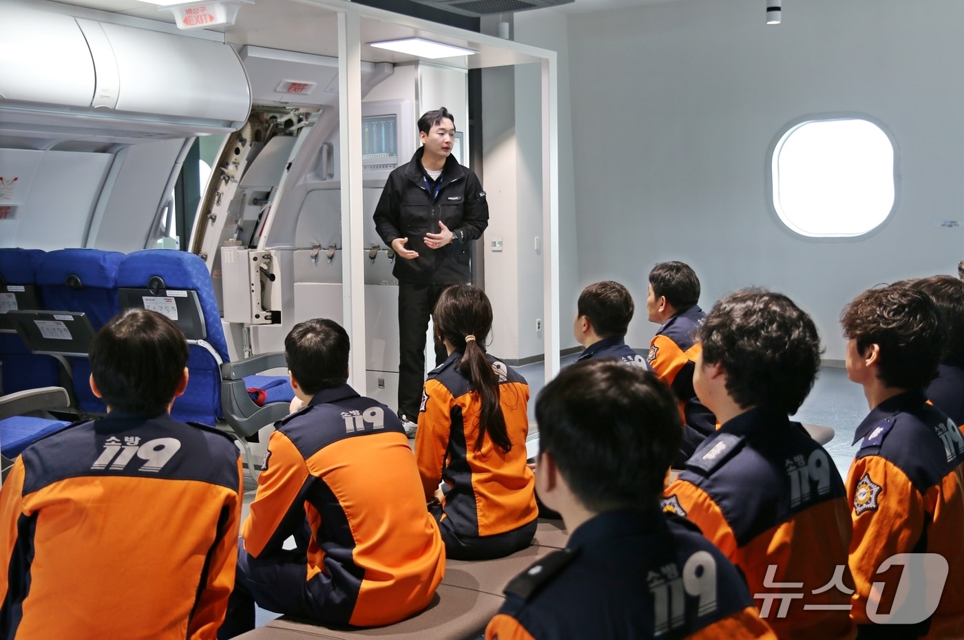 9일 부산 강서구 소재 에어부산 사옥 훈련시설에서 부산소방재난본부 소방관들이 비상구 조작법을 배우는 모습(에어부산 제공). 2025.04.09.