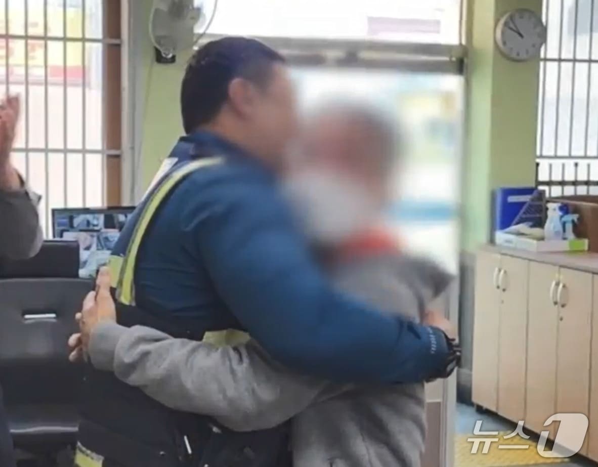 길 가다가 쓰러진 50대 A 씨와 그를 구조한 심재호 경위가 A 씨가 회복한 뒤 서로를 껴안고 있다.(연제경찰서 제공 영상 갈무리. 재판매 및 DB 금지)
