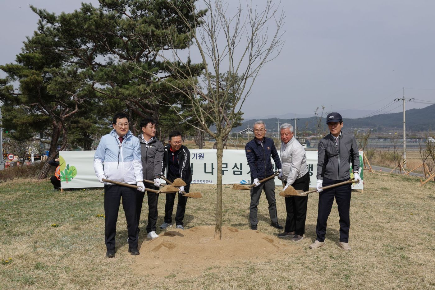 한국도로공사 함진규 사장(오른쪽에서 첫 번째), 경주시 주낙영 시장(왼쪽에서 첫 번째), APEC 준비지원단 김상철 단장(왼쪽에서 두 번째) 등 관계자들이 9일 나무를 심고 있다.(한국도로공사 제공)
