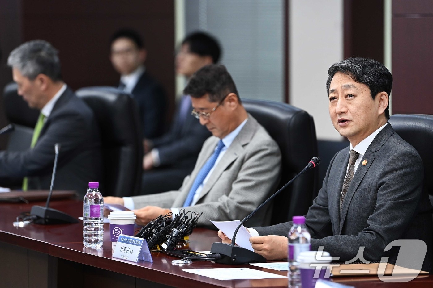 안덕근 산업통상자원부 장관이 10일 서울 종로구 한국무역보험공사에서 열린 '통상 리스크 대응을 위한 반도체 업계 간담회'를 주재하고 있다. (산업통상자원부 제공. 재판매 및 DB 금지) 2025.4.10/뉴스1