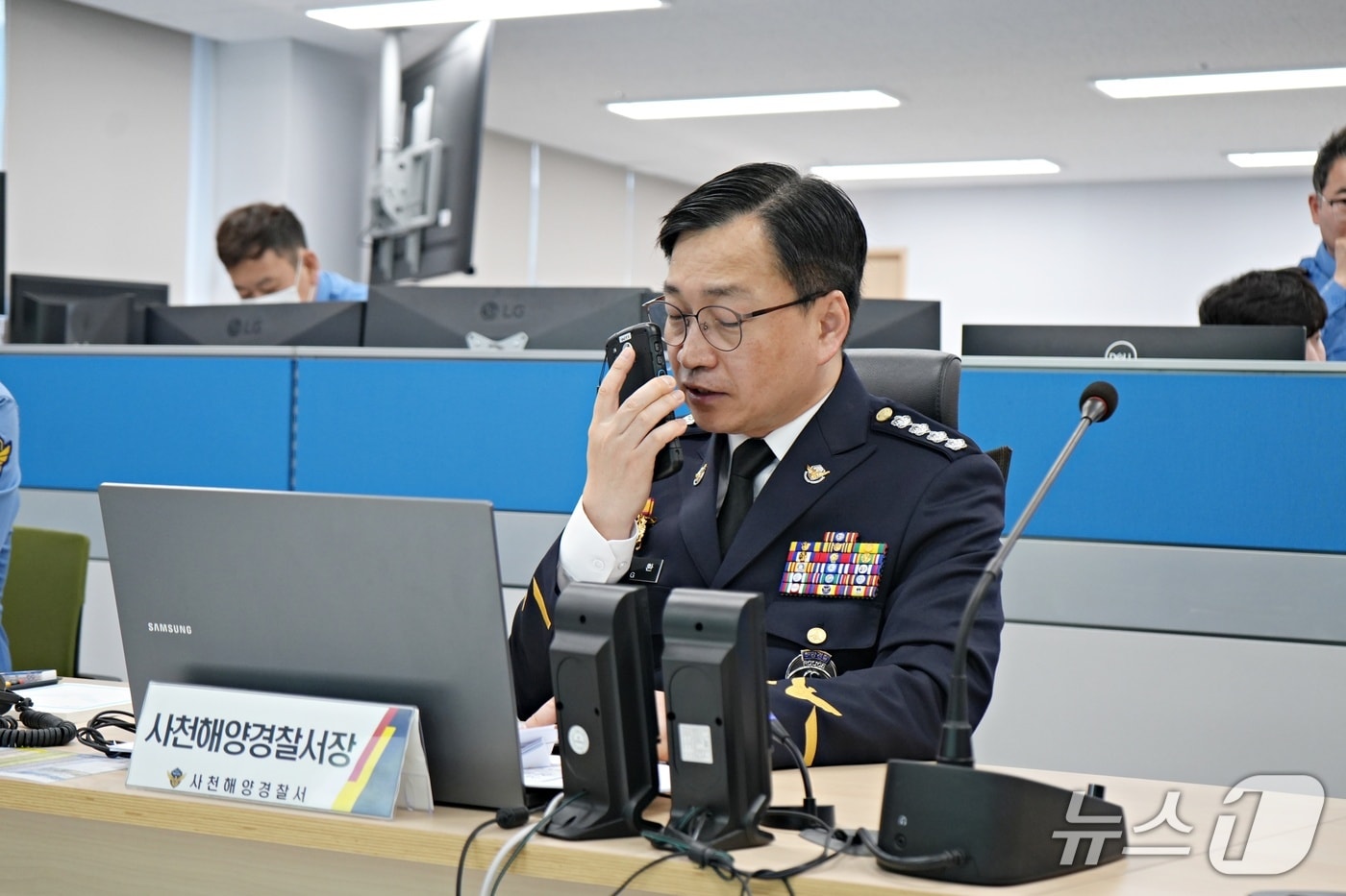 사천해경 제4대 장성환 서장이 10일 오전 종합상황실에서 해상치안상황을 청취하고 현장 세력에게 안전 관리를 당부하고 있다.(사천해경 제공. 재판매 및 DB금지.)