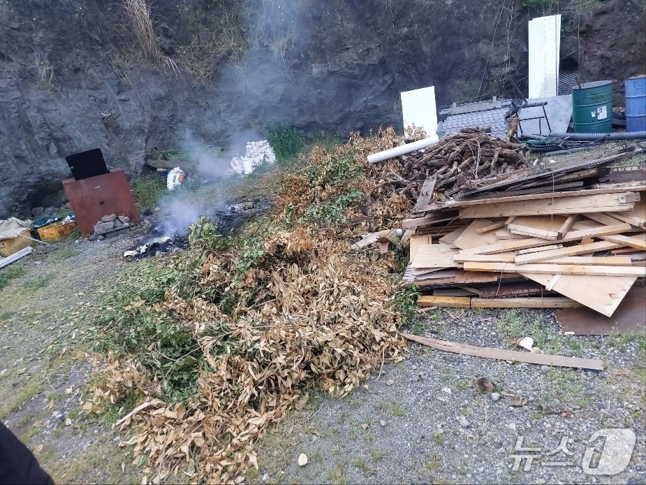 지난 9일 오후 제주 서귀포시 토평동에서 쓰레기 등을 소각하고 있다는 119신고가 접수됐다.(제주도소방안전본부 제공. 재판매 및 DB 금지)
